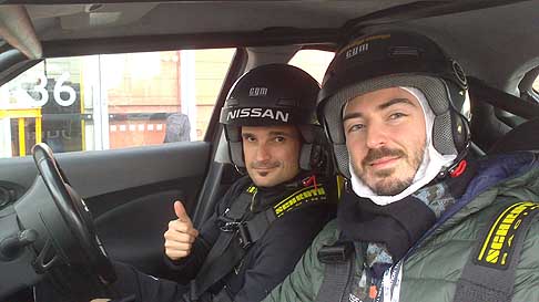 Nissan - L´inviato di automania Gianlica Maxia e il pilota Vitantonio Liuzzi per il test drive Nissan al Bolonga Motor Show 2012 nel Nissan R Day width=