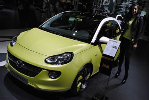 Opel - Il direttore marketing Opel, Nicola Benai, illustra la protagonista dello stand, la nuova Opel ADAM, “una vettura che entra con forza in un segmento nuovo per Opel”, dichiara. width=