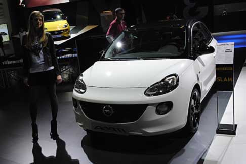 Opel - Al design innovativo ADAM affianca una qualità premium e tecnologia innovativa come il sistema IntelliLink, il Park Assist di nuova generazione e il sistema di rilevazione angolo cieco Side Blind Spot Alert. width=