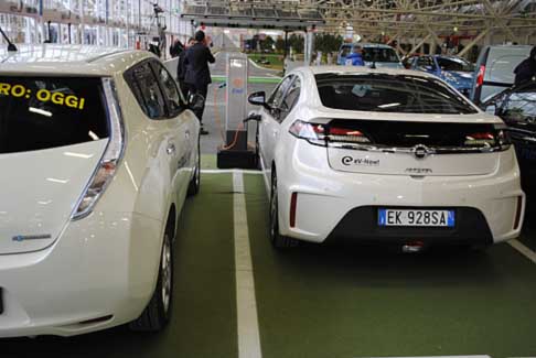 Nissan - Opel Ampera in ricarica nella pista di Electric City al Bologna Motor Show 2012 width=