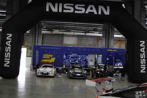 Nissan - Paddock Motor Sport Arena allestimento Nissan con le sue vetture sportive da corsa al Bolonga Motor Show 2012 width=