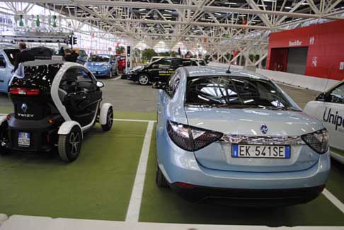 Nissan - Pista indoor Electric city per le prove di guida delle vetture elettriche al Salone di Bologna 2012 width=