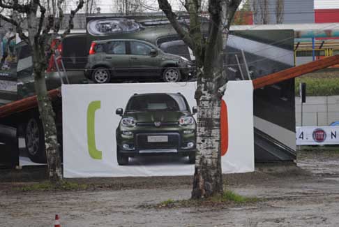 Fiat - Fiat Panda 4x4 su un percorso sali scendi su due binari width=