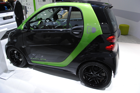 Smart - Presente nello stand anche la nuova Smart fortwo electric drive che inaugura una nuova era per i Clienti smart, che possono godere di un piacere di guida maggiore grazie ad una vettura compatta, a zero emissioni. width=