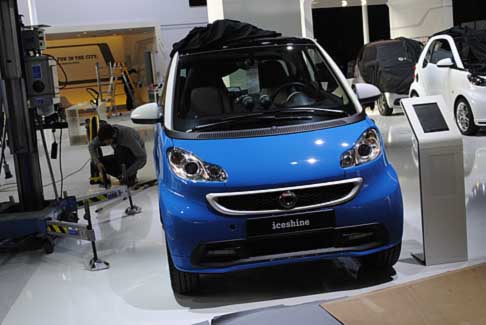 Smart - Disponibile in Italia in un’inedita livrea azure blue, la Smart edition iceshine, la vettura appare curata nei minimi dettagli width=