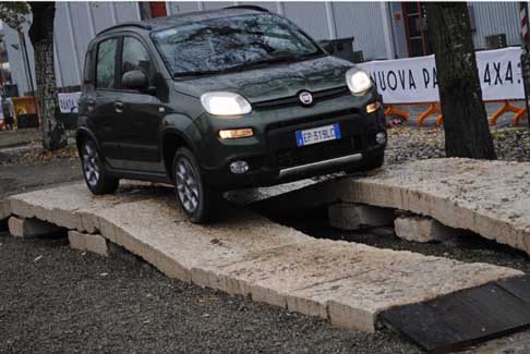 Fiat - Fiat Panda 4x4 che attraversa lastre di cemento disconesse per testare la vettura su appoggio discontinuo su tre ruote width=