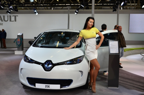 Salone di Bologna - Immagine di archivio di Automania, con le Hostess deloo stand Renault al Motor Show 2012 width=