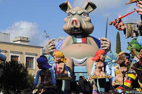 Carri allegorici Putignano 2015 - Carnevale di Putignano 2015 «I sette vizzi capitali»: Dieta Parlamentare con donne nude width=
