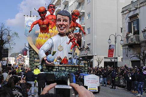 Carri allegorici Putignano 2015 - Carnevale di Putignano 2015 i «7 vizzi capitali»: 4° posto ex equo Invidia ovvero: Chi Mostra Gode... Chi Guarda Crepa width=
