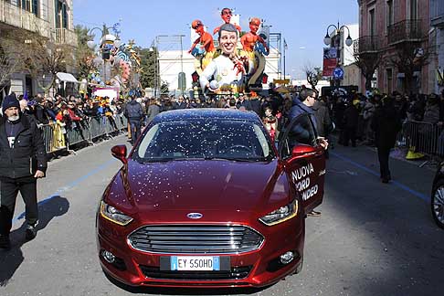 Carri Allegorici di Putignano - Ford Mondeo al Carnevale di Putignano e carri allegorici sullo sfondo width=