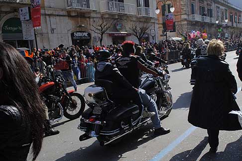 Carri allegorici Putignano 2015 - Carnevale di Putignano 2015 «I sette vizzi capitali»: Harley Davidson in maschera width=