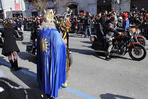 Carri Allegorici di Putignano - Harley Davidson sfilano al Carnevale di Putignano 2015 con mago Merlino width=