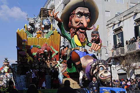 Carri Allegorici di Putignano - Se il vizio Vuoi Montar... Rischi di cascar! a cura dell’Associazione Culturale «La Maschera», al Carnevale di Putignano 2015 width=