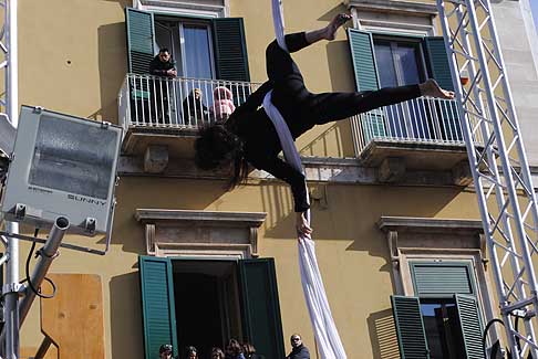 Carri Allegorici di Putignano - Acrobazie al Carnevale di Putignano 2015 il più vecchio d´Europa width=