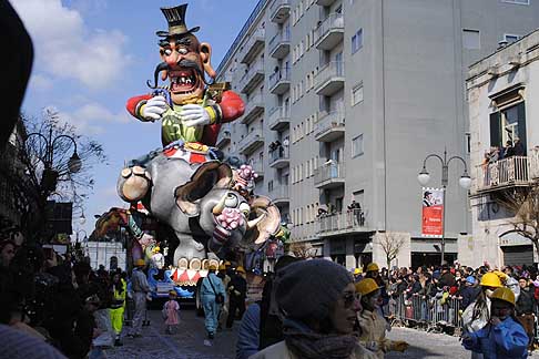 Carri Allegorici di Putignano - Avarizia - Carro allegorico “The show must go on” al Carnevale di Putignano 2015 width=