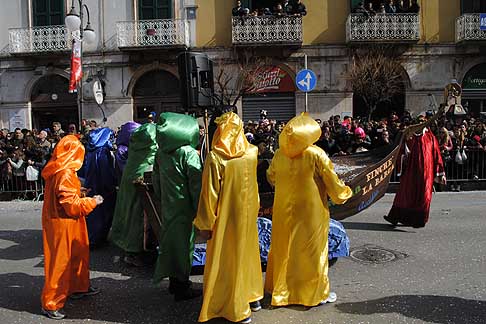 Carri allegorici Putignano 2015 - Al Carnevale di Putignano «I sette vizzi capitali», maschere, giullari e allegre brigate animano l´evento più festaiolo della Puglia width=