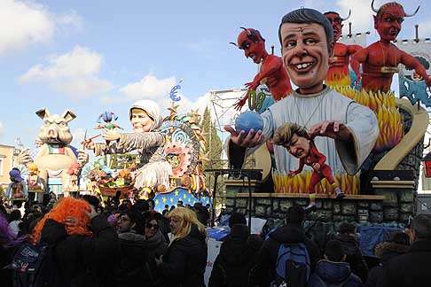 Carri Allegorici di Putignano - Carri allegorici del Carnevale di Putignano 2015 width=