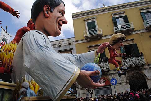 Carri allegorici Putignano 2015 - Carnevale di Putignano 2015 «I sette vizzi capitali»: caricatura di Mateo Renzi width=