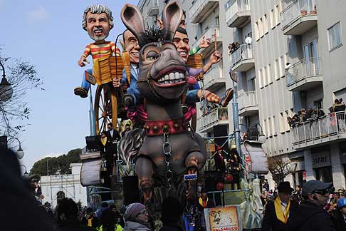 Carri allegorici Putignano 2015 - Carnevale di Putignano 2015 «I sette vizzi capitali»: quest’anno è stata ideata la Farinella Card dall’omonima maschera Farinella simbolo del carnevale width=
