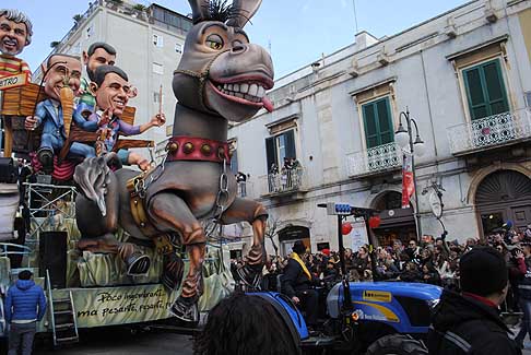 Carri allegorici Putignano 2015 - Carnevale di Putignano 2015 i Carri. Frutto della maestria dei cartapestai, i carri allegorici si basano sull'originalità, la raffinatezza, la delicatezza delle rifiniture width=
