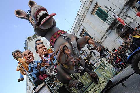 Carri allegorici Putignano 2015 - Carnevale di Putignano 2015 i carri allegorici ricchi di particolari che richiedono un lavoro minuzioso e impegnativo width=