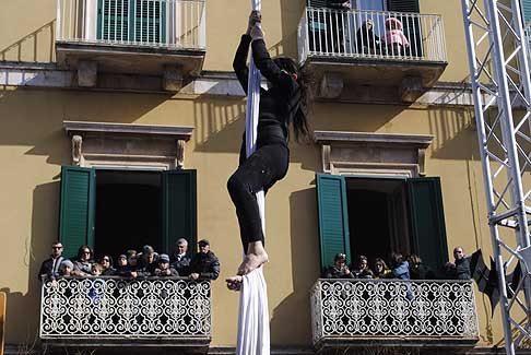 Carri allegorici Putignano 2015 - Carnevale di Putignano 2015 «I sette vizzi capitali»: acrobazie sui carri width=