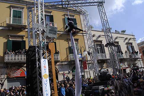 Carri allegorici Putignano 2015 - Carnevale di Putignano 2015 «I sette vizzi capitali»: danza acrobatica width=