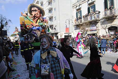 Carri allegorici Putignano 2015 - Carnevale di Putignano 2015 «I sette vizzi capitali». I carri allegorici si realizzano modellando e plasmando con arte gli strati di carta dei quotidiani ammorbidita da una colla a base di farina e acqua width=