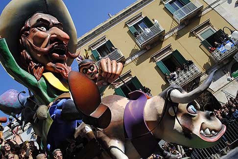 Carri allegorici Putignano 2015 - Carnevale di Putignano 2015 i «7 vizzi capitali»: 4° posto ex equo la Lussuria - Se il vizio Vuoi Montar... Rischi di cascar! width=