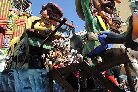 Carri allegorici Putignano 2015 - Carnevale di Putignano 2015 «I sette vizzi capitali». Carro Se il vizio Vuoi montar... Rischi di cascar width=