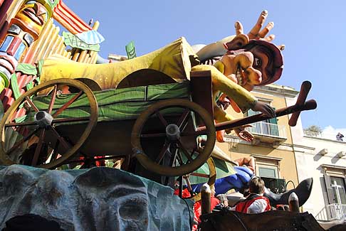 Carri allegorici Putignano 2015 - Carnevale di Putignano 2015 «I sette vizzi capitali». Se il vizio Vuoi montar... Rischi di cascar dettaglio caretta width=