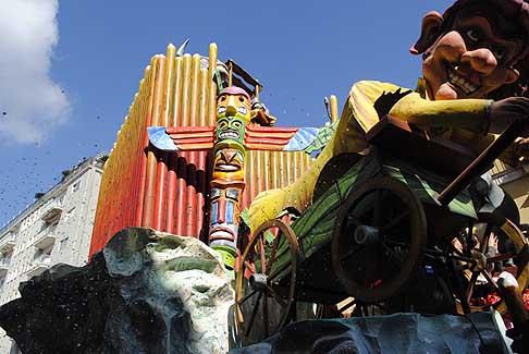 Carri allegorici Putignano 2015 - Carnevale di Putignano 2015 «I sette vizzi capitali»: se il vizio Vuoi Montar... Rischi di cascar: Totem width=