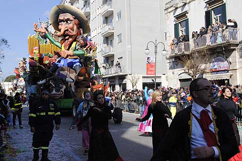 Carri allegorici Putignano 2015 - Carnevale di Putignano 2015 «I sette vizzi capitali». Per la riuscita di ogni carro, sono Indispensabili, la cartapesta, una lavorazione molto antica width=