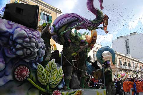 Carri allegorici Putignano 2015 - Carnevale di Putignano 2015 «I sette vizzi capitali». Snaturata Evoluzione dettaglio e tanti coriandoli width=