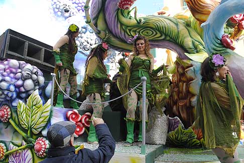 Carri allegorici Putignano 2015 - Carnevale di Putignano 2015 «I sette vizzi capitali». Snaturata Evoluzione ballerine e cubiste width=