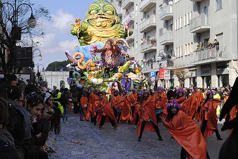 Carri allegorici Putignano 2015 - Carnevale di Putignano 2015 «I sette vizzi capitali». Snaturata Evoluzione danze e musica width=