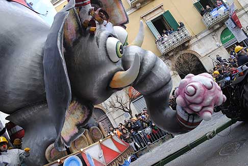 Carri allegorici Putignano 2015 - Carnevale di Putignano 2015 «I sette vizzi capitali». The show must go on carro trainato dall´elefantino width=