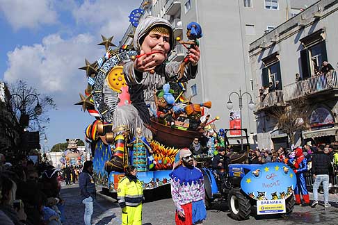 Carri allegorici Putignano 2015 - Carnevale di Putignano «I sette vizzi capitali». Carro allegorico con Angela Merkel “Cotti e Mangiati” width=