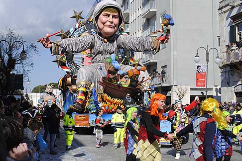 Carri allegorici Putignano 2015 - Carnevale di Putignano 2015 i «7 vizzi capitali»: sul podio 2° posto Gola - la cucina della cancelliera tedesca Angela Merkel - Cotti e mangiati width=