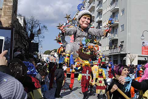 Carri allegorici Putignano 2015 - Carnevale di Putignano 2015 «I sette vizzi capitali». Carro allegorico Cotti e Mangiati width=