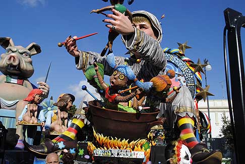 Carri allegorici Putignano 2015 - Carnevale di Putignano 2015 «I sette vizzi capitali»: Carri allegorici 2015 width=