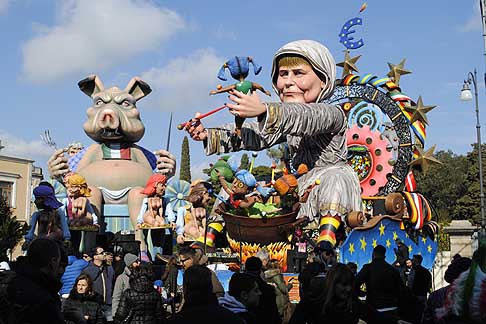 Carri Allegorici di Putignano - Carri di Putignano 2015 «I sette vizzi capitali» width=