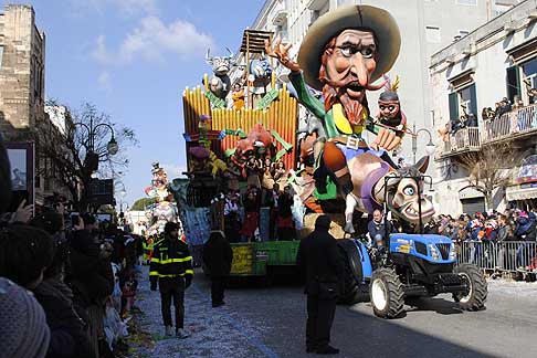 Carri Allegorici di Putignano - Carro allegorico “Se il vizio Vuoi Montar... Rischi di cascar!” al Carnevale di Putignano 2015 width=