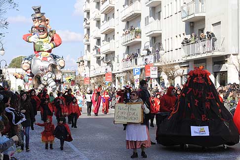Carri allegorici Putignano 2015 - Carnevale di Putignano 2015 «I sette vizzi capitali»: da Peter Pan l´invidia di Capitan Uncino width=