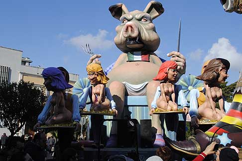 Carri allegorici Putignano 2015 - Carnevale di Putignano 2015 «I sette vizzi capitali». Dieta Parlamentare con belle donne nude servite ai politici width=