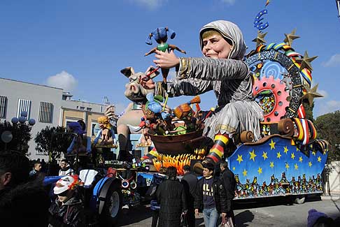 Carri allegorici Putignano 2015 - Carnevale di Putignano «I sette vizzi capitali»: feste in maschere, giullari e allegre brigate width=