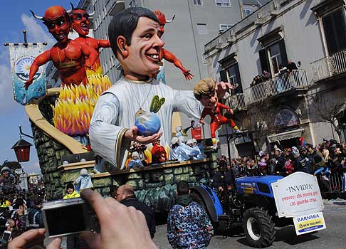 Carri Allegorici di Putignano - Invidia - Carro allegorico Chi Mostra Gode... Chi Guarda Crepa width=