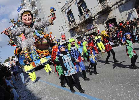 Carri Allegorici di Putignano - Ira - Cotti e mangiati con Angela Merkel iraconda che si diverte ad infilzare i compagni europei con degli spilli width=