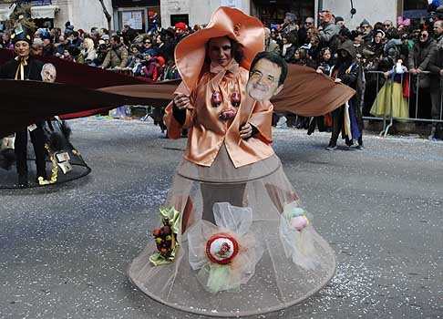 Carri Allegorici di Putignano - Mascera di canevale con Prodi e i suoi salami width=