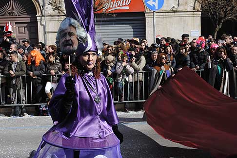 Carri allegorici Putignano 2015 - Carnevale di Putignano 2015 «I sette vizzi capitali»: maschera di Beppe Grillo width=
